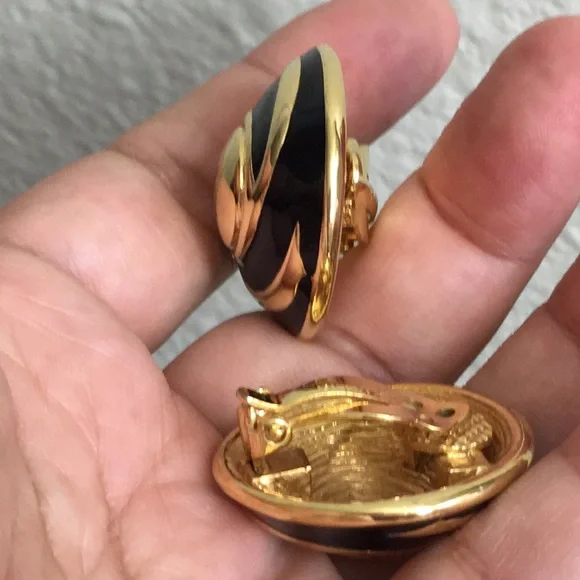 🖤St.John Vtg gold & black enamel clip earrings